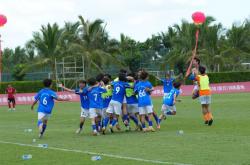 英雄联盟总决赛2025-足球大赛争夺激烈，强弱悬殊不再