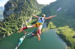 英雄联盟总决赛直播-绿茵围城与球场铁幕，德甲争冠战中的北京队式压制哲学