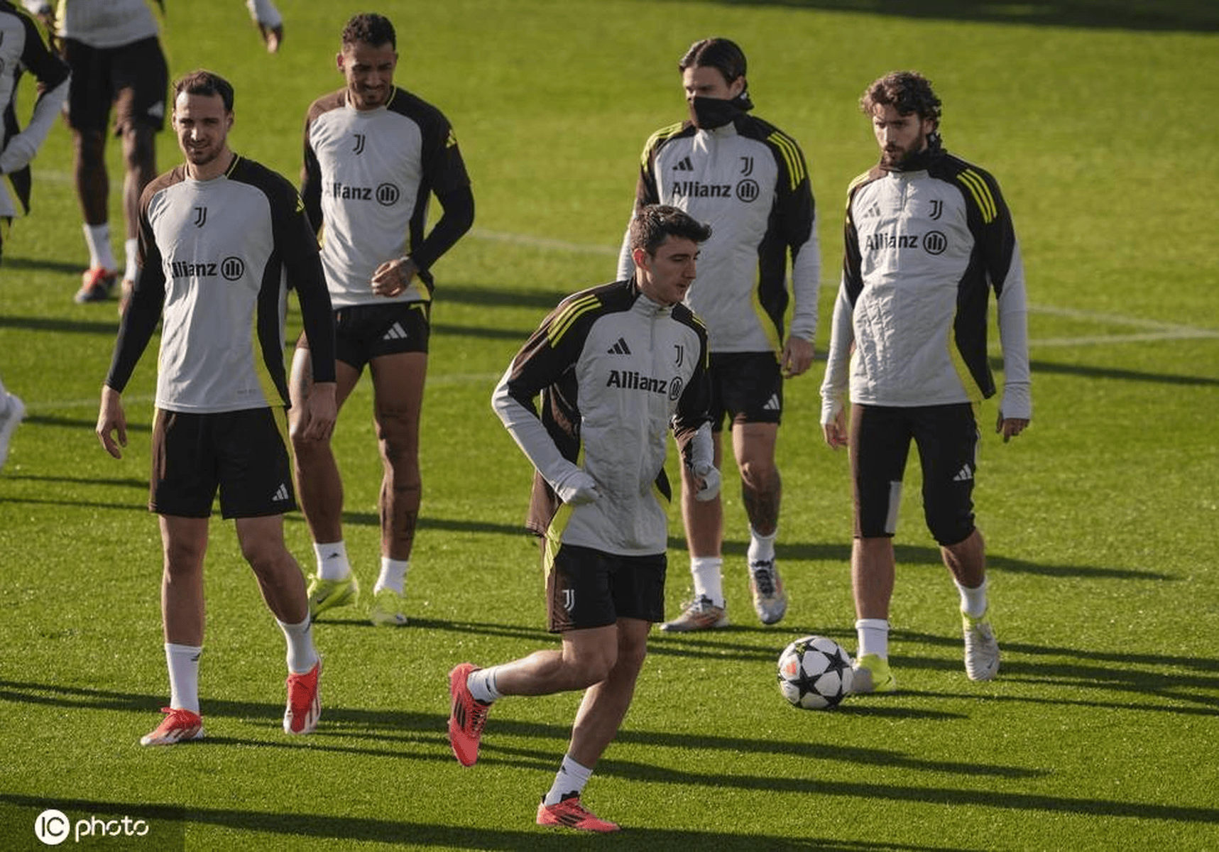 尤文图斯球员备战，尽显团队凝聚力的简单介绍