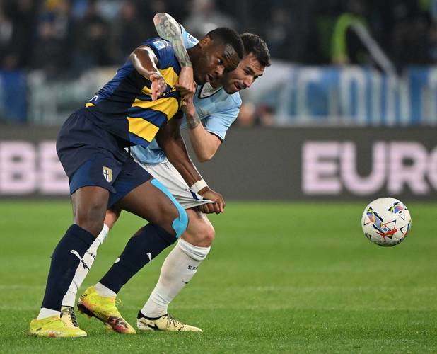 包含帕尔马主场惨败，面临保级压力增大的词条