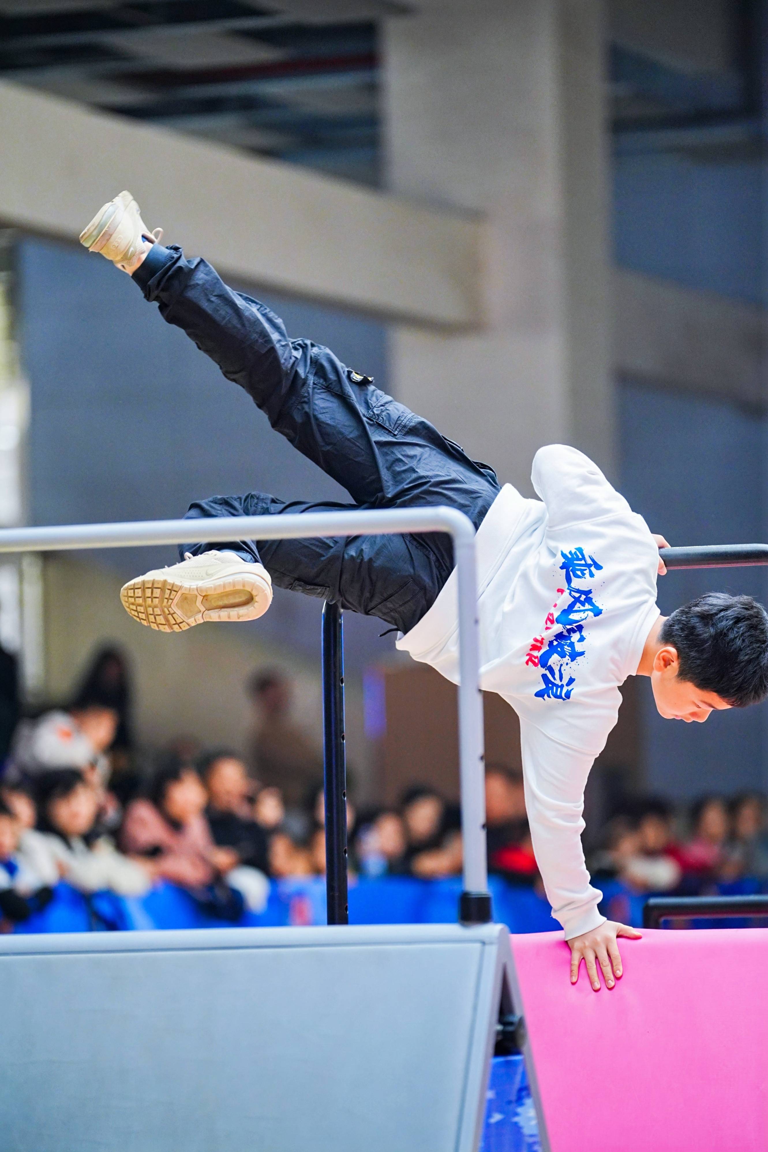 精彩比赛中,球员们尽情展现实力与技艺 精彩比赛中,球员们尽情展现实力与技艺