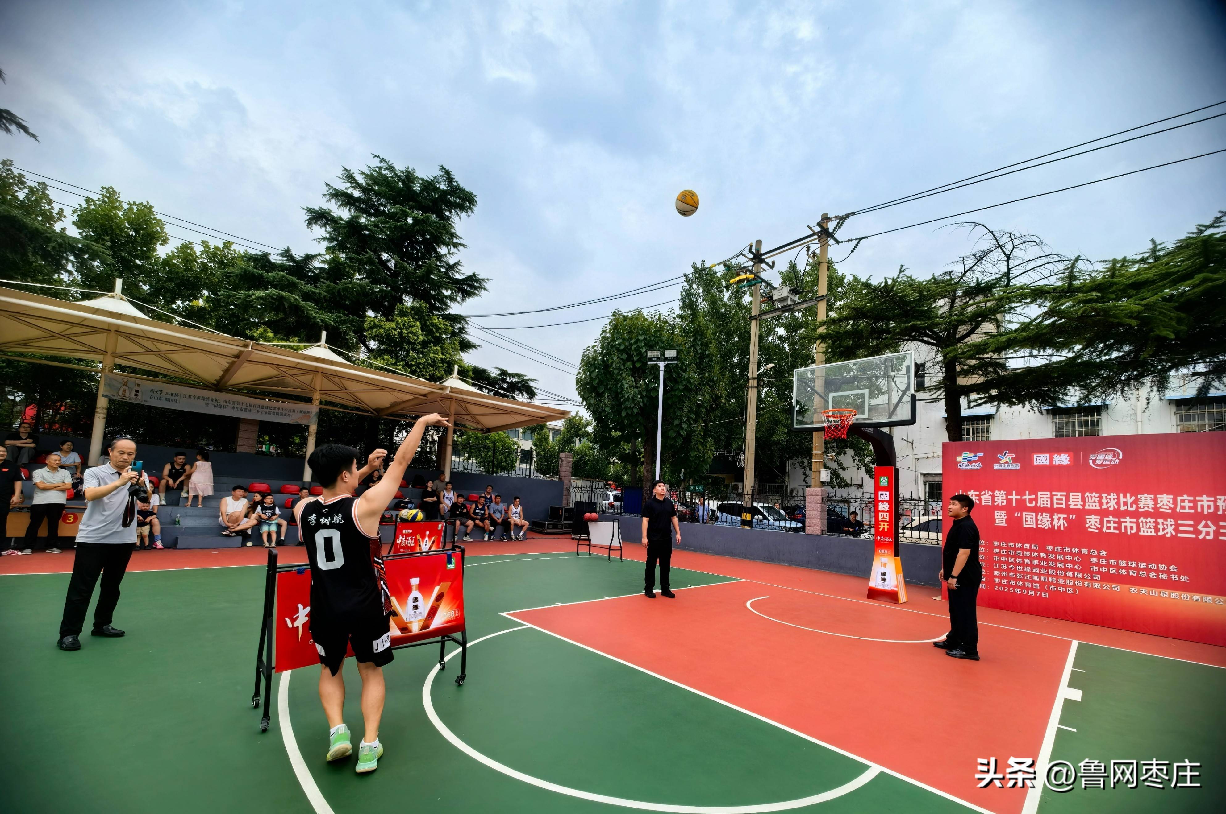 精彩比赛中,球员们尽情展现实力与技艺 精彩比赛中,球员们尽情展现实力与技艺