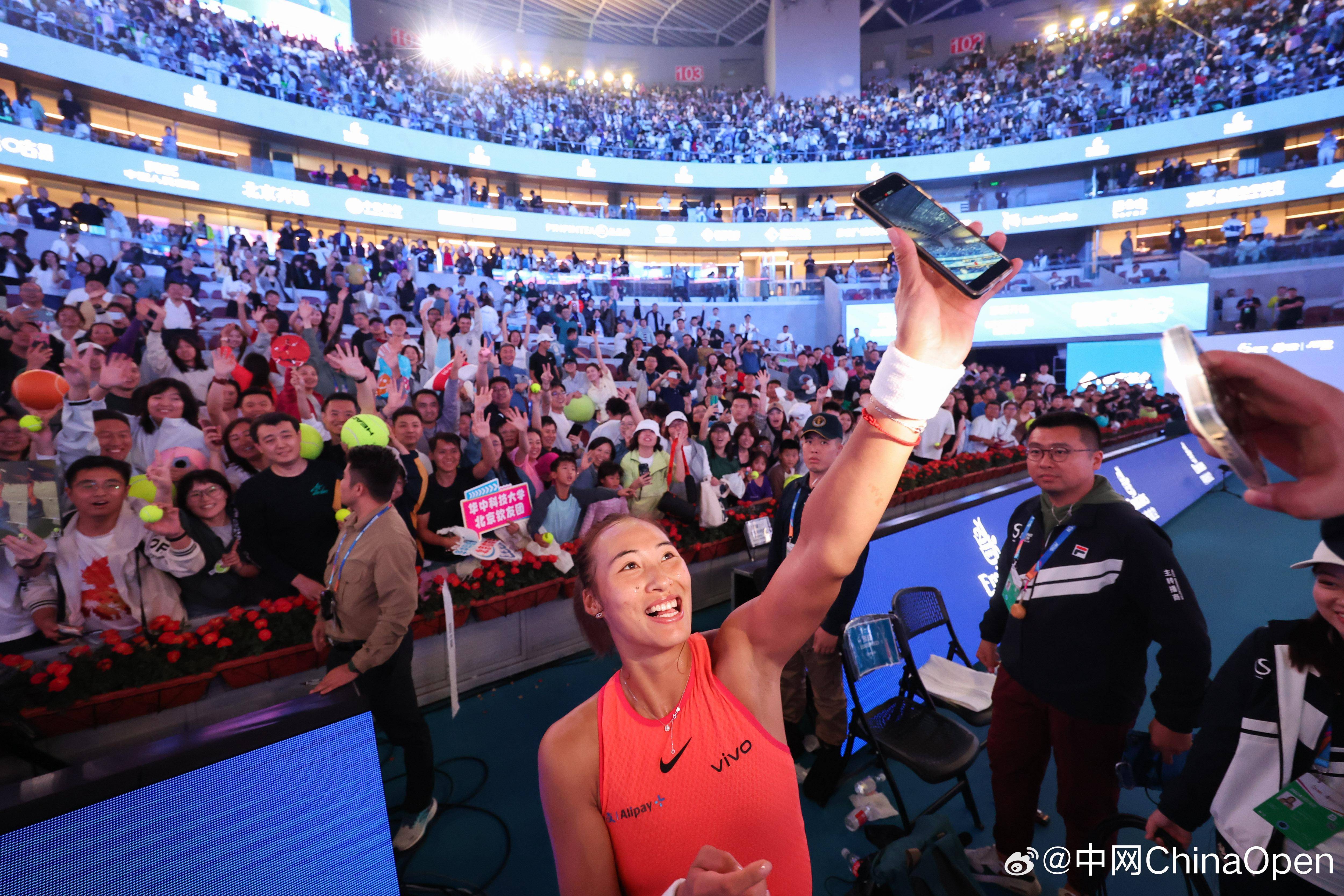 场面火爆！网球观众席沸腾不已