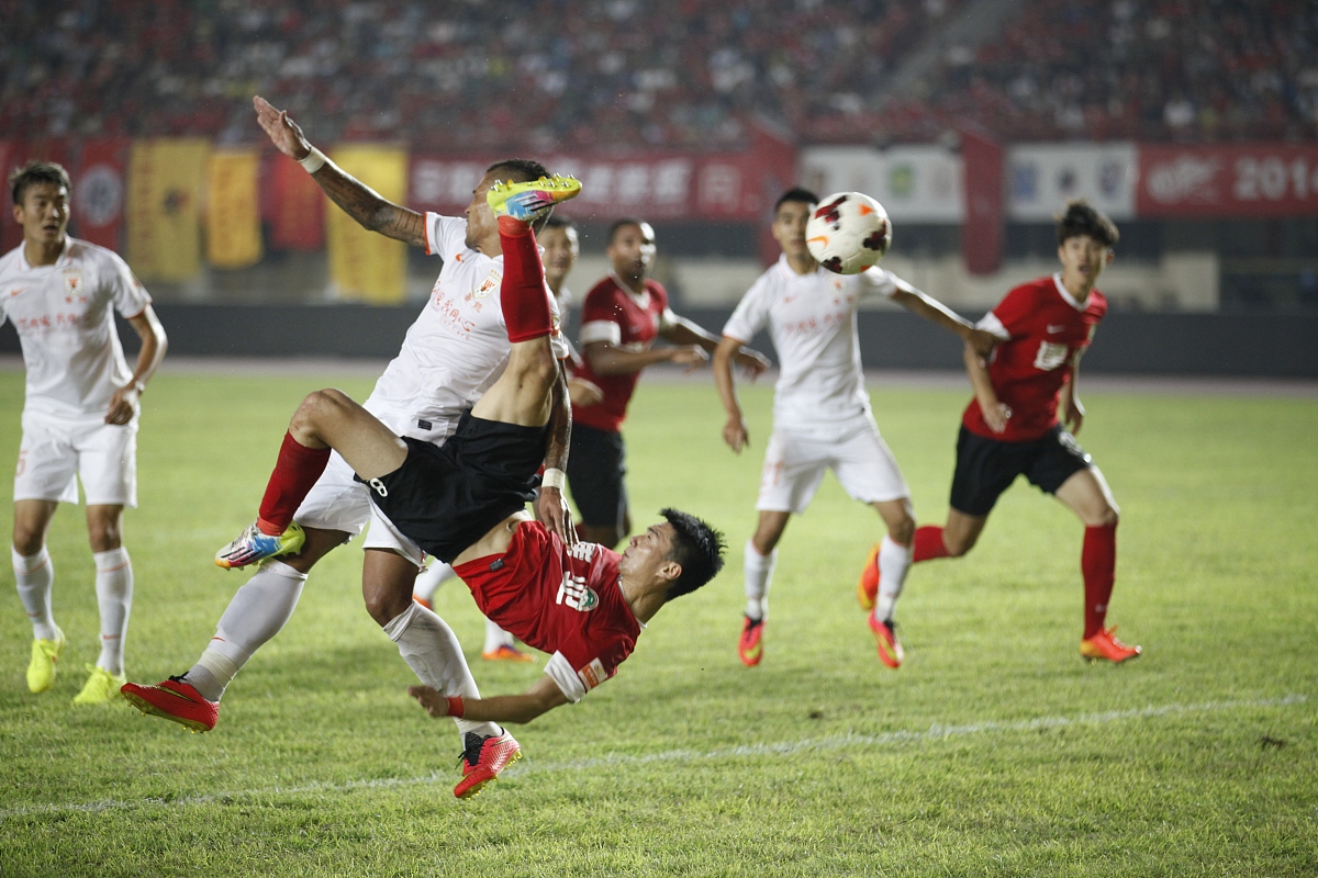 足球大赛蓄势待发，精彩对决即将展开