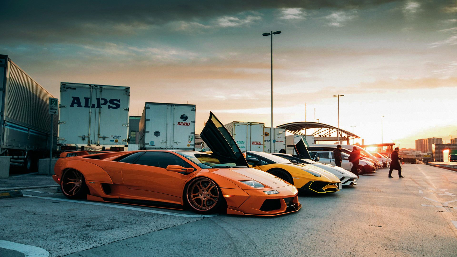 传奇共振,当拜仁的绿茵铁蹄强压巴斯克,阿圭罗的赛车引擎轰鸣街头