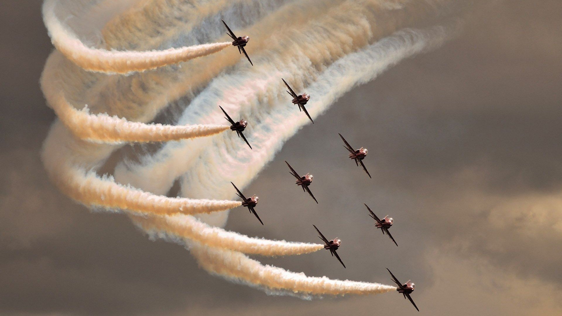 摩纳哥的决胜局，当加克波在绿茵场进站超车，F1争冠悬念于赛道外上演